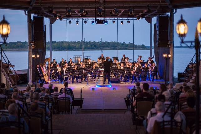 s_haynaersommerklassik1--maximilianzwiener | Sächsische Bläserphilharmonie - Programme - Sommerklassik am See
